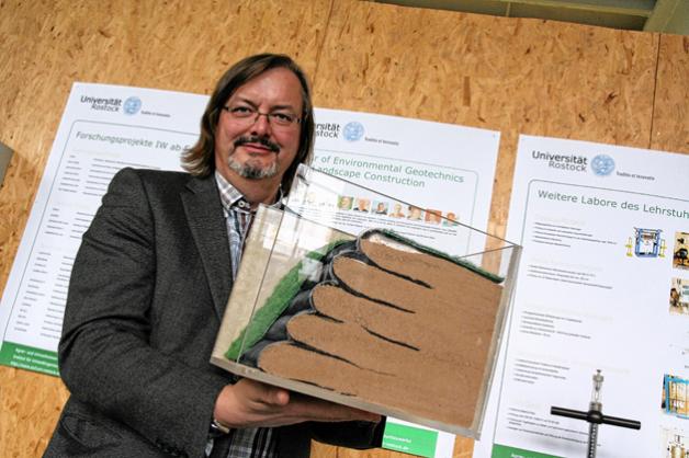 Vom Modell zum Testdeich: Prof. Fokke Saathoff ist Projektleiter. dabe Vom Modell zum Testdeich: Prof. Fokke Saathoff ist Projektleiter. dabe