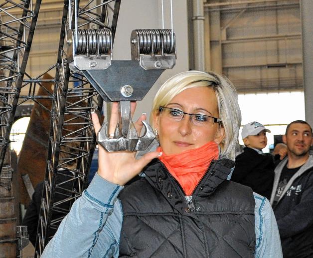 Besucherin Daniela Kurras-Eggert schaut sich in der Werkhalle um. Besucherin Daniela Kurras-Eggert schaut sich in der Werkhalle um.