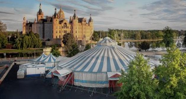 Erstmals im Zirkuszelt: die Schlossfestspiele in Schwerin