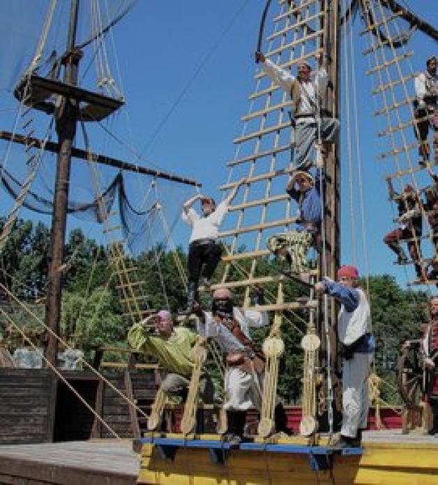 Hängen in den Seilen: die Grevesmühlener Piraten. piraten open air