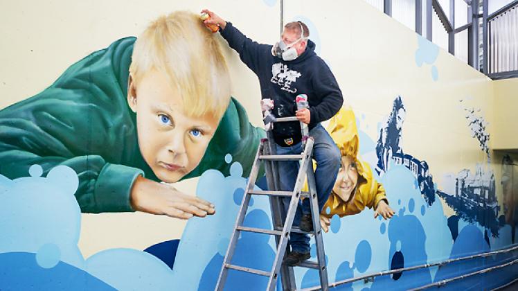 Großformatige Motive sprüht Christian Hölzer von der Gruppe Artunique auf die Wände des Fußgängertunnels am Nordkreuz.  Foto: Georg Scharnweber 