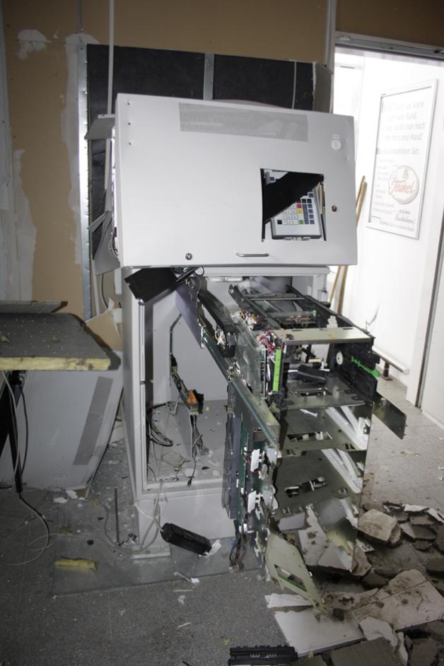 Der zerstörte Geldautomat wurde mit einer starken Explosion gewaltsam geöffnet. Die Einbrecher benutzten dazu ein Gasgemisch, dass sie entzündeten.  Nadine Schuldt 