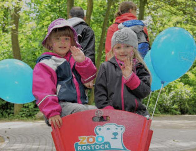 Im Zoo gibt es viel zu entdecken: Leony und ihre Freundin Lene werden im Bollerwagen von Leonys Eltern Nicole und Walaa Kamar durch den Tierpark gezogen. Fotos: Josefine Rosse Im Zoo gibt es viel zu entdecken: Leony und ihre Freundin Lene werden im Bollerwagen von Leonys Eltern Nicole und Walaa Kamar durch den Tierpark gezogen. Fotos: Josefine Rosse