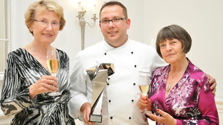 Gourmet-Preisträger und Sternekoch Ronny Siewert verwöhnte  die NNN-Leserinnen Anni Riebe (l.) und Hannelore Höfer kulinarisch.