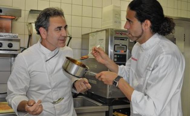 Das Gastland Spanien ist mit Benet Vicens (l.) und Sternekoch Fernando Pérez Arellano vertreten. Das Gastland Spanien ist mit Benet Vicens (l.) und Sternekoch Fernando Pérez Arellano vertreten.