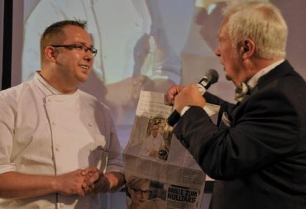 Gourmet-Preis-Gewinner Ronny Siewert spricht mit Veranstalter Andreas Dietz über sein Porträt in den NNN. Gourmet-Preis-Gewinner Ronny Siewert spricht mit Veranstalter Andreas Dietz über sein Porträt in den NNN.