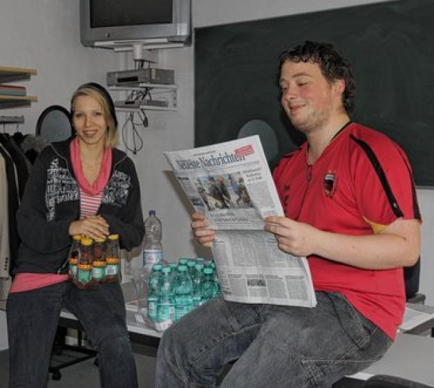 Eine willkommene Ablenkung vom Unterricht: Maria Brey und Ricardo Kröger machen  Pause mit Getränken und Zeitung. 
