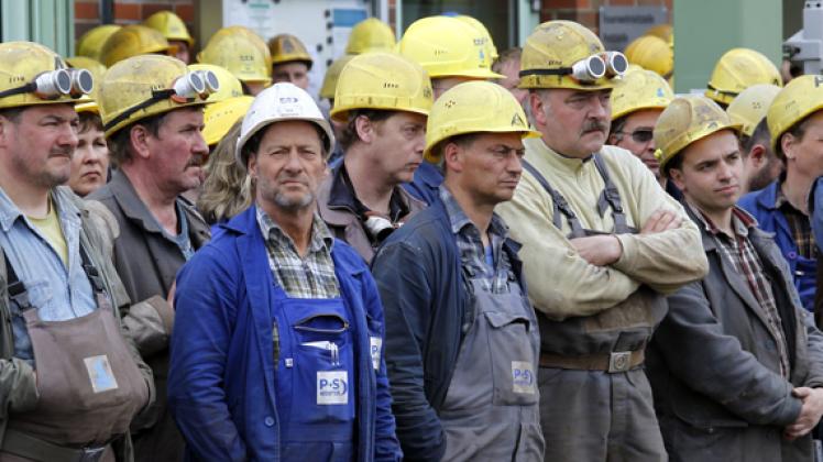 Müssen um ihren Job fürchten: die 1700 Schiffbauer in Wolgast und Stralsund.  Um die Werften zu retten, sollen sie auf Lohn verzichten. dpa