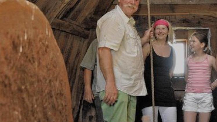 Stephan Effenberger führte gestern zahlreiche Besucher durch seine Holländermühle in Weisen.Birgit Hamann