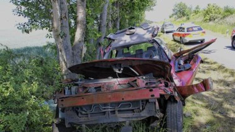 Aus diesem Fahrzeugwrack musste der Fahrer geborgen werden. Bölsche