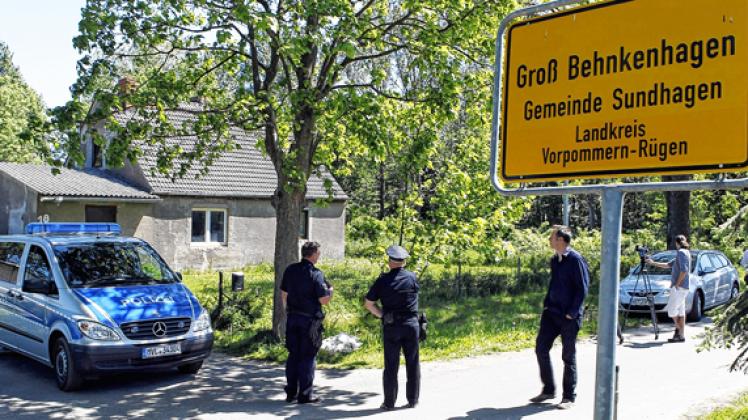Polizisten sperren das Grundstück der Familie ab, aus der die mutmaßliche Mutter des toten Säuglings stammen soll. dapd