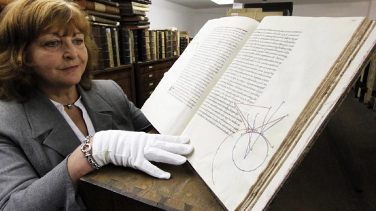 Rarität mit Millionenwert: Archivchefin Regina Nehmzow zeigt  die entdeckte Handschrift von Francisco de Mello.Jens Koehler/dapd