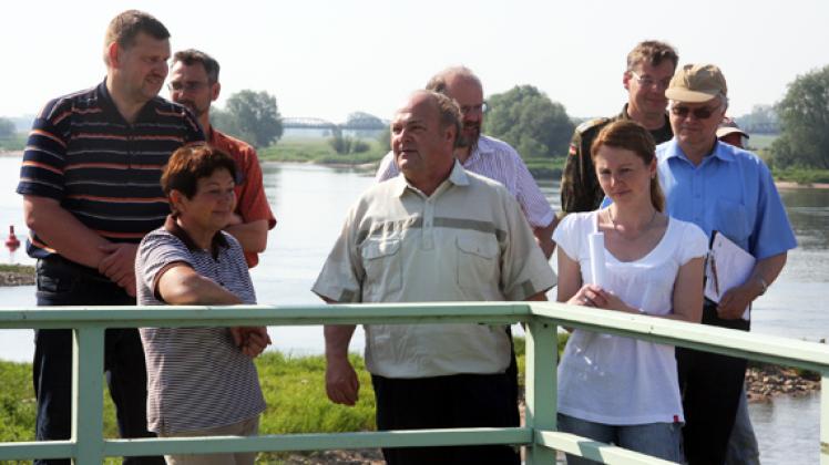 Mit im Boot von Walter Klarmann (Mitte) ist ab sofort René Wappler (links) am  StALU-Bauhof Dömitz. Der neue Fachmann ist für die Unterhaltung der Schutzanlagen im Schaubereich Dömitz verantwortlich. Harald Schulz