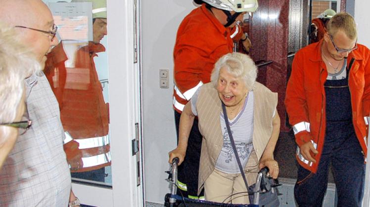Nachdem die Fahrstuhltür geöffnet wurde, kam Anni Vehoff den Feuerwehrleuten strahlend entgegen. Die 86-Jährige  blieb  unversehrt und musste 45 Minuten wegen des Stromausfalles eingesperrt in der Kabine zubringen. Feuerwehr Hagenow