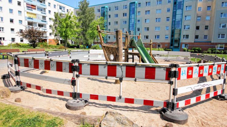 Abgesperrt: Das Tief- und Hafenbauamt sichert den Spielplatz vorsorglich ab. dabe