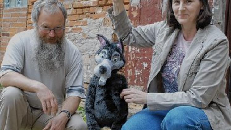 "Marionetten-Vater" Hans Serner hilft Kerstin Bachmann bei der Fertigstellung ihrer Wolfsfigur. Foto: Susann Matschewski