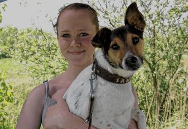 Nele Luckstein aus Groß Lüsewitz mit Terrier-Mix Sam: "Ich bin das erste Mal beim Hunderennen und hoffe, dass Sam hier richtig viel Spaß hat. Ich lerne viele Leute kennen und genieße den Nachmittag." Die beiden traten gegen Hunde 20 verschiedener Rassen an. Fotos: Michaela Kleinsorge Nele Luckstein aus Groß Lüsewitz mit Terrier-Mix Sam: "Ich bin das erste Mal beim Hunderennen und hoffe, dass Sam hier richtig viel Spaß hat. Ich lerne viele Leute kennen und genieße den Nachmittag." Die beiden traten gegen Hunde 20 verschiedener Rassen an. Fotos: Michaela Kleinsorge