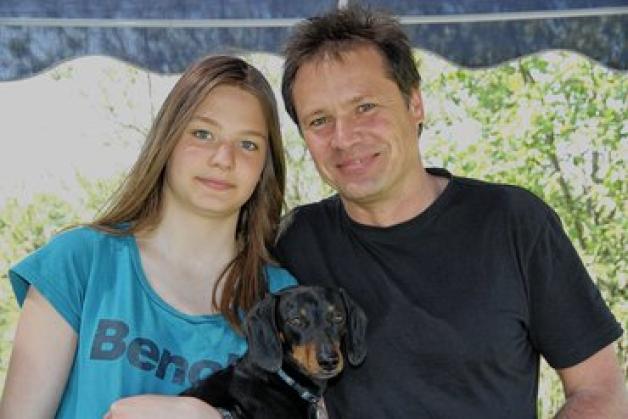 Wolfgang Grosskopf mit Tochter Wiebke und Zwergdackel Renzo: "Wir fahren regelmäßig zu Hunderennen, weil wir uns mit Gleichgesinnten austauschen können."