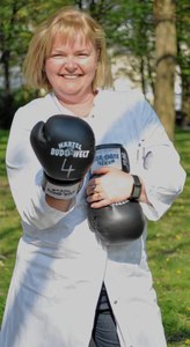Die Boxhandschuhe zog Ringärztin Dr. Anja Mehlhose nur fürs NNN-Foto an. Ansonsten schaut sie lieber zu und kümmert sich um die  medizinischen Belange. Foto: Juliane Hinz