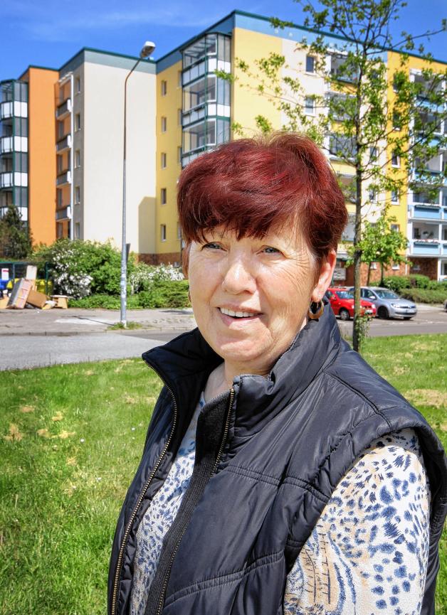 Sorgt sich um ihre Enkelkinder: Erika Ahrens (72) wohnt seit 36 Jahren  in Lichtenhagen und  findet es schlimm, dass Menschen so etwas tun. Ihre Enkelkinder wird sie nun nicht mehr so leichtfertig auf  Spielplätzen spielen lassen.