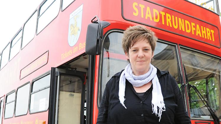 Janina Hacker ist in einer Männerdomäne unterwegs: Als eine von wenigen  Fahrerinnen schlängelt sie den Bus täglich durch die engen Straßen Schwerins.  Klawitter
