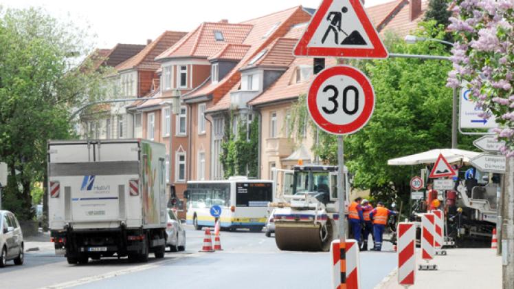 Beispiel 1: Eine Seite des  Obotritenrings wird asphaltiert,  nebenan fahren Autos einspurig über abgefrästen Grund.Klawitter