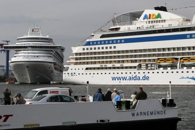 Kreuzfahrtschiffe „Aidasol“ (rechts) und „Emerald Princess“ . bernd wüstneck/ZB-Funkregio