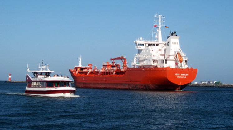  Der Tanker „Sten Bergen“    begegnet dem Fahrgastschiff  „Warnowstar“ im Seekanal. Foto: rfra