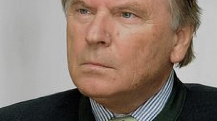 Steiler Absturz: Ex-Minister Kurt Schelter ist wegen Betrugs zu 18 Monaten Haft auf Bewährung verurteilt worden. dpa