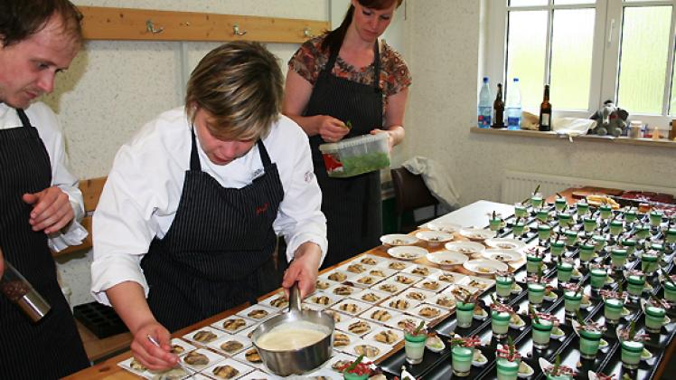 Zur internationalen Kochelite gehören die beiden Meisterschüler Katrin Neubauer (mitte) und Florian Neumann (l.). Fotos: Iris Weiß