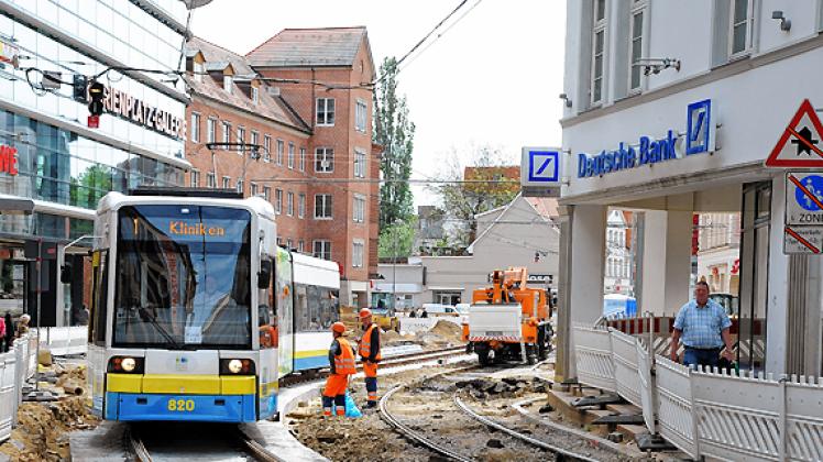 Seit gestern rollen die Straßenbahnen auf dem Marienplatz bereits über das neue Gleis vor der Sparkasse. Der SVZ-Test zeigte: Es gab keine Probleme. 