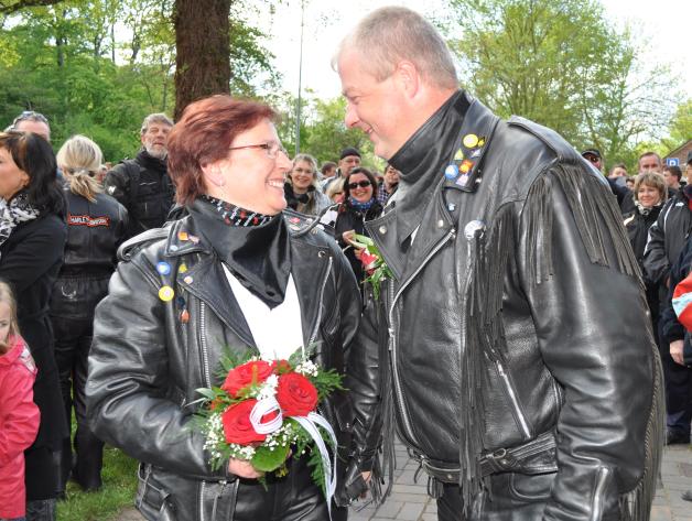 Haben sich beim Bikergottesdienst kennengelernt und gestern  dort geheiratet: Birgit und Peter Kretschmer aus Kröpelin.