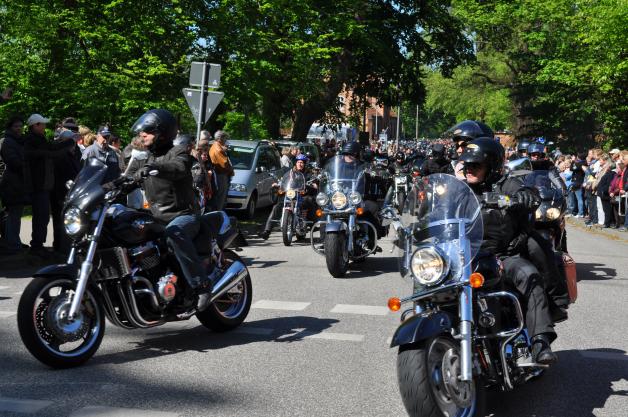 Ein imposantes Bild für die zahlreichen Zaungäste: Rund 4000 Biker nehmen an der 50 Kilometer langen großen Ausfahrt von Bad Doberan nach Kühlungsborn und zurück teil.Claudia Labude Ein imposantes Bild für die zahlreichen Zaungäste: Rund 4000 Biker nehmen an der 50 Kilometer langen großen Ausfahrt von Bad Doberan nach Kühlungsborn und zurück teil.Claudia Labude