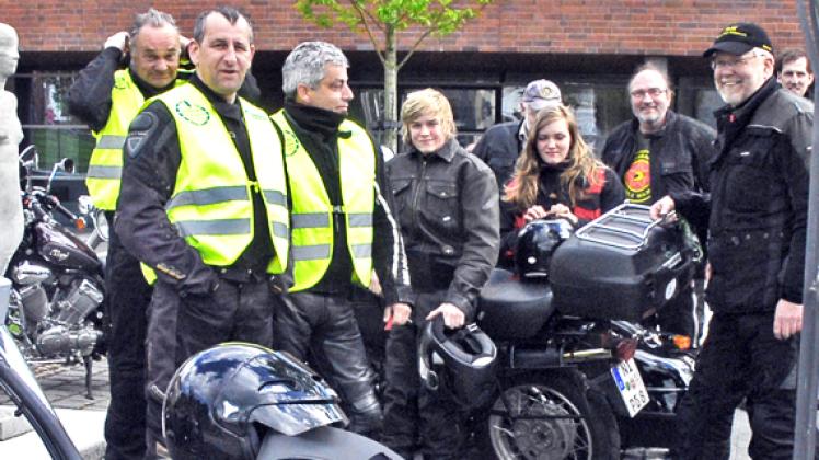 Mitglieder des Motorradsportclubs Grabow (gelbe Westen) mit Landrat Christiansen am Ziel der Rundfahrt, die in Parchim endete. Foto: Horst Kamke