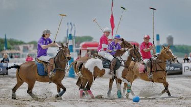Hublot Beach Polo Ostsee Cup: Team Porsche Zentrum Rostock / Gosch Sylt (rot) mit Comanche Gallardo und Sven Manthey siegten über Team Wiesmann Manufaktur / Kühne Pool + Wellness AG mit Maurice Hauss und Sabine Hauptmann.