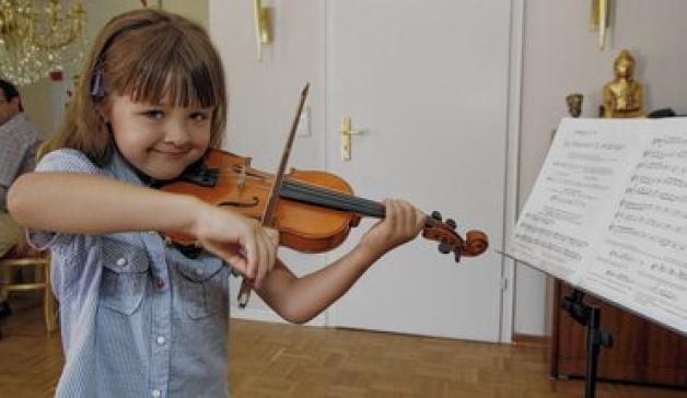 "Geige, Klavier und Kompositionslehre sind meine Hobbys", sagt das Mädchen. "Ich spiele gerne komplizierte Stücke." Fotos: Reportage-Team  