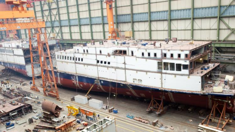 In der Schiffbauhalle der Stralsunder P+S Werften wird  an dem Fährschiff „Berlin“ für  Scandlines gearbeitet. Hier eine Aufnahme vom November 2011. dpa