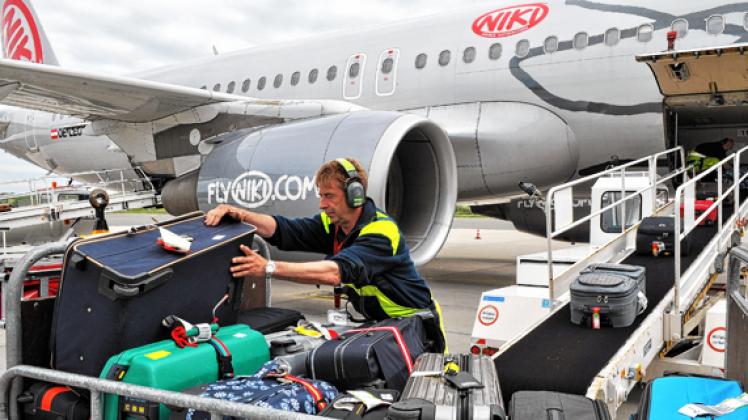 Hartmut Kupsch lädt die Koffer der österreichischen Gäste aus dem Flugzeug. Claudia Labude