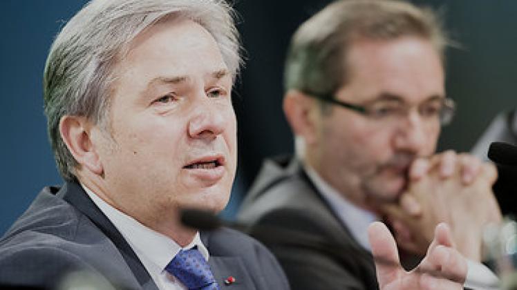 Ratlose Gesichter:  Berlins Regierender Bürgermeister Klaus Wowereit (SPD, links) gestikuliert  in Schönefeld  neben Brandenburgs Ministerpräsident Matthias Platzeck (SPD).  Foto: dpa