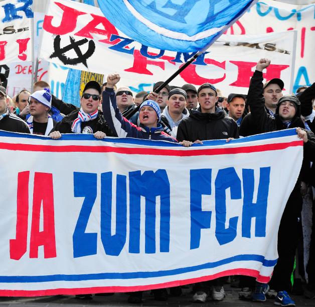 Demonstration vom 6.5.2012: Fans des Fussballvereins F.C. Hansa Rostock demonstrieren am Sonntag in der Rostocker Innenstadt mit einem Transparent mit der Aufschrift "Ja zum FCH." Foto: Thomas Haentzschel/dapd