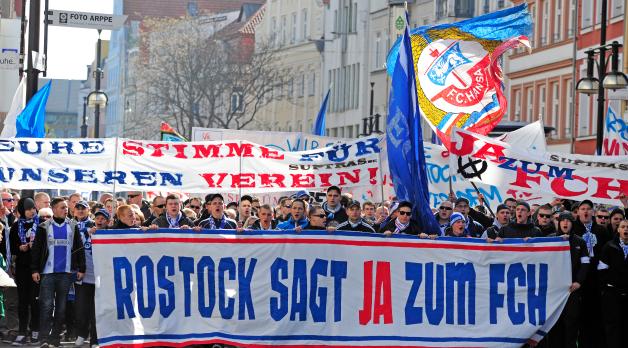 Demonstration vom 6.5.2012: Fans des Fussballvereins F.C. Hansa Rostock demonstrieren in der Rostocker Innenstadt mit einem Transparent mit der Aufschrift "Rostock sagt Ja zum FC." Foto: Thomas Haentzschel/dap