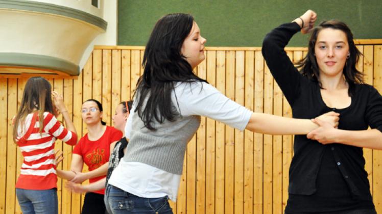 Gegen gewalttätige Attacken wehren: Das lernten die Schüler be Markus Fuhrmann, Trainer bei Kimura Karate.