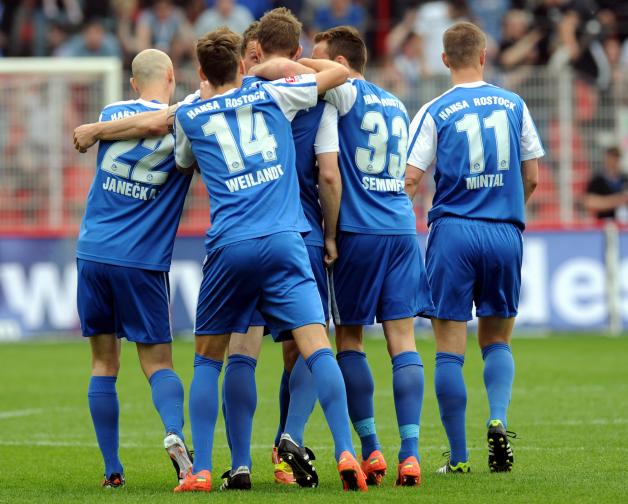 Rostocks Spieler bejubeln den Treffer zum 0:1