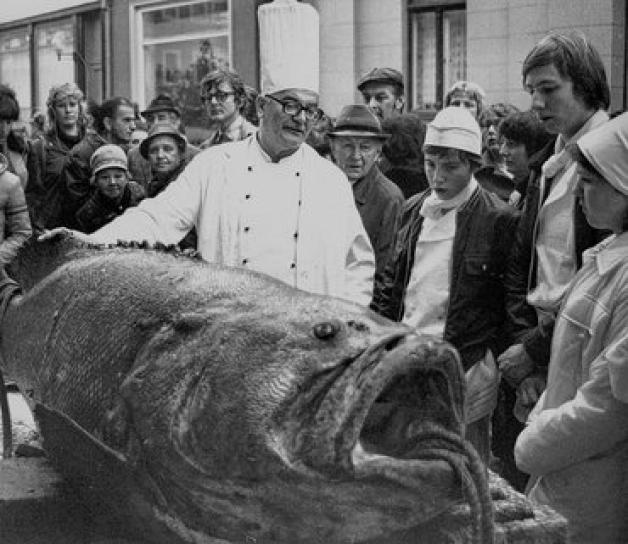 Fernsehkoch Rudolf Kroboth im November 1977 vor dem "Gastmahl des Meeres" in Suhl mit einem Zackenbarsch Fernsehkoch Rudolf Kroboth im November 1977 vor dem "Gastmahl des Meeres" in Suhl mit einem Zackenbarsch