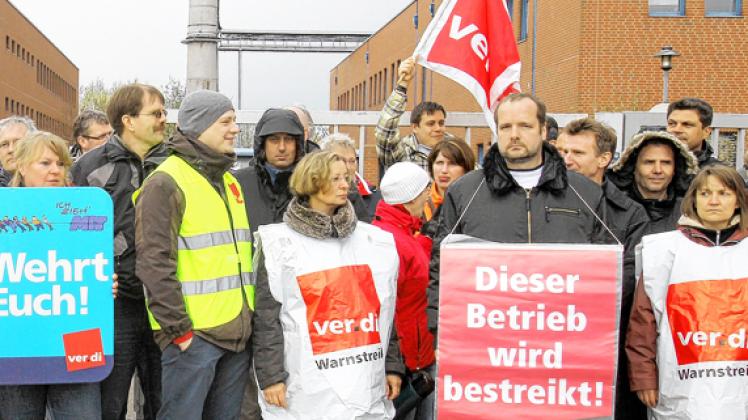 Protest  gestern  auch vor  der Niederlassung  Rostock-Kritzmow Foto: Bernd Wüstneck, dpa