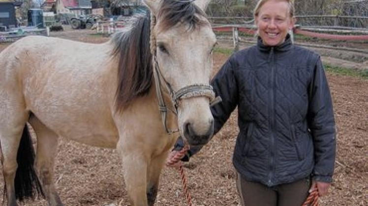 Sandra Rückert, Vorsitzende des RV Ontario Lambrechtshagen, mit "meinem Mutti-Pferd", einem vierjährigen Falben-Wallach mit dem wunderbaren Namen Jack Daniels. Der Liebling des Hofes ist ein ganz Sanfter und wird von allen verwöhnt. Peter Richter