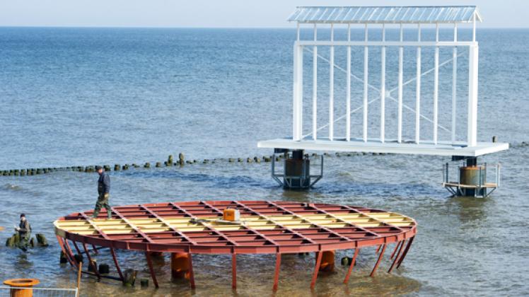 Arbeiter bauen  am Strand des Ostseebades Heringsdorf an der Wasserplattform des ZDF für die Live- Rahmenberichterstattung zur Fußball-EM.  dpa