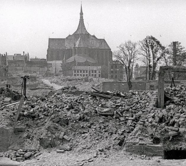 Die unzerstörte St. Marien-Kirche thront über den Trümmern der Altstadt. 