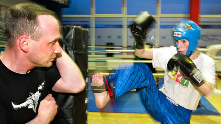 Trainer Percy Michatz bereitet Maxi Knitter auf ihren großen Kampf bei der Fight-Night vor. Georg Scharnweber