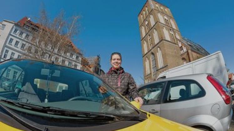 Mit ihrem gelben Flitzer hat Vanessa Schulze einen begehrten Parkplatz direkt vor der Tür gefunden.Georg Scharnweber